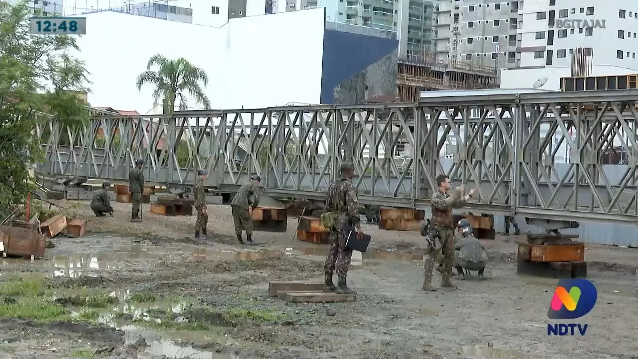 Ponte provisória sobre rio Pereque está sendo construída pelo exército entre Itapema e Porto Belo