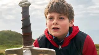 ولد بيلاقى سيف أسطورى داخل صخرة لو قدر يطلعه هيبقى ملك ملخص فيلم The Kid Who Would Be King 