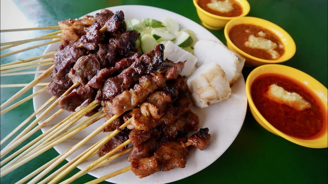 Awesome old-school HAINANESE SATAY at this heritage hawker stall in Singapore! (Hawker food)