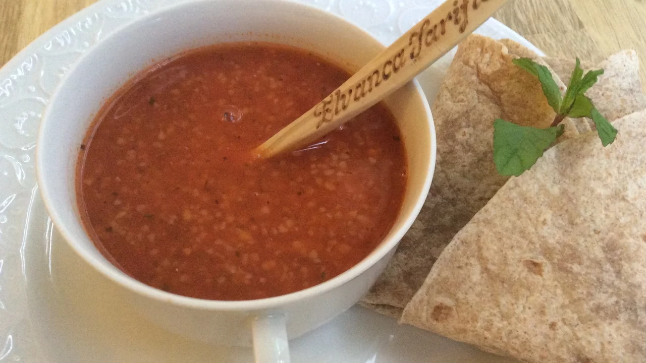 TOMATO SOUP WITH FINE BULGUR AND DRIED MINT FLAKES