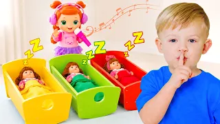 آدم ولأم يشتريان ألعابًا سحرية