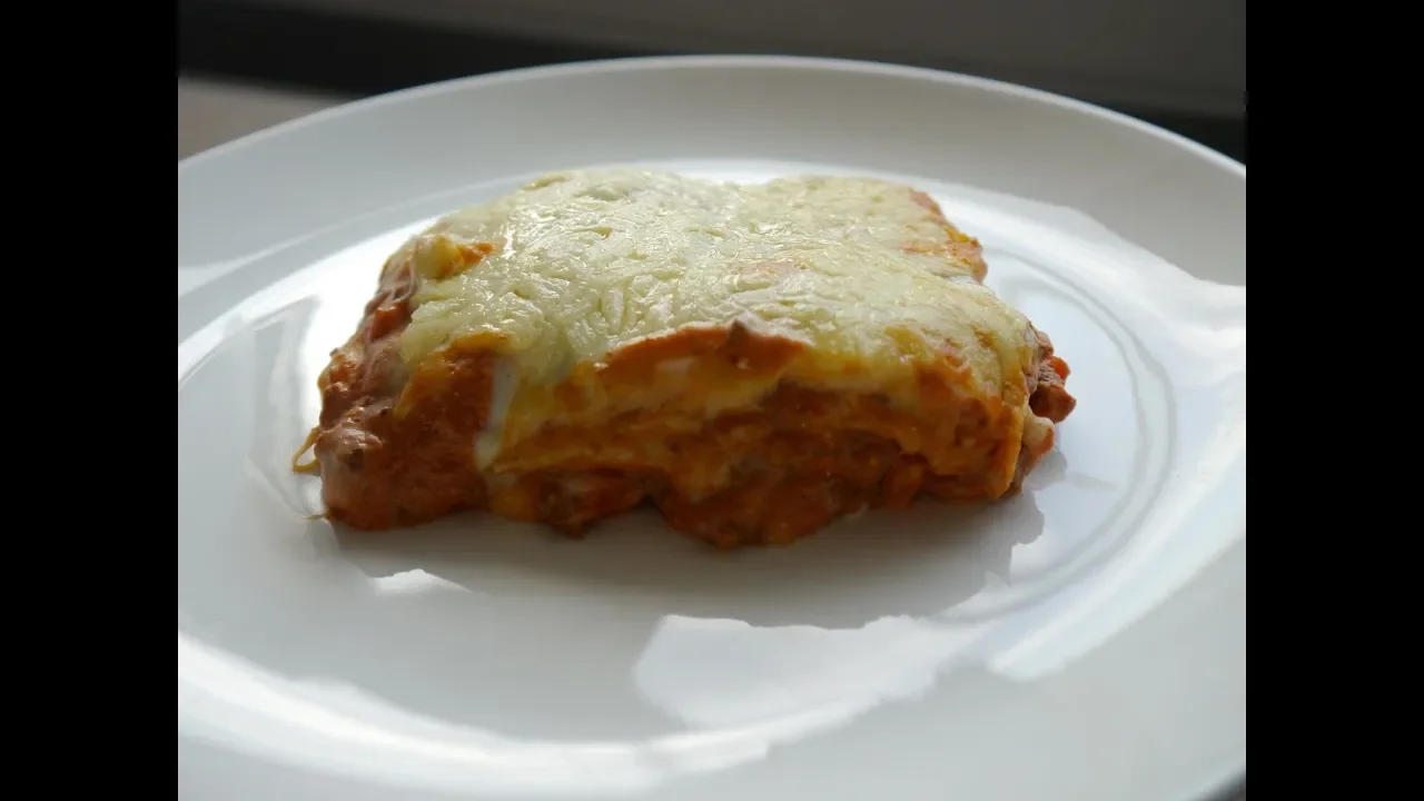 Lasagne mit Bechamelsauce und Hackfleisch - Rezept. 