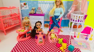 Bath Time! Barbie Family baby Lily plays in the bath & goes for a walk!