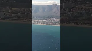 اقتراب الطائرة من مدينة مالقة الإسبانية                                           دندنها