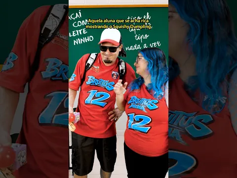 Aquela aluna que se acha rica mostrando o Squishy Dumpling