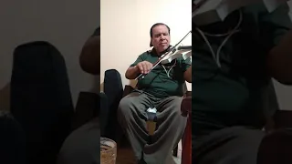 الفنان جلال عوض عاشق الكمان دندنها