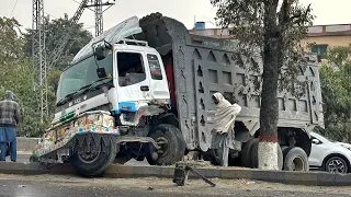 Pakistani Truck Dangerous Accident due to Brake Failure | Front Axle Destroyed