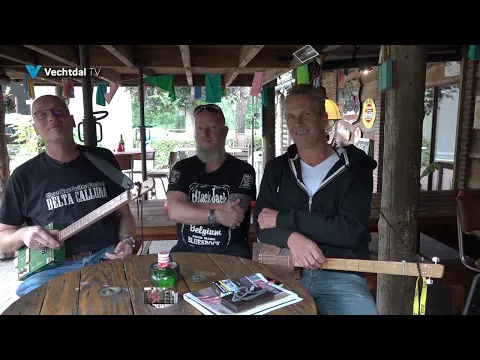 Delta Calluna Cigarbox Festival met veel eigen gemaakte instrumenten muziek maken.