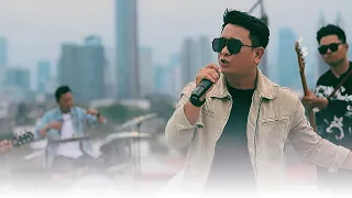 ILIR7 - Cinta Atau Benci (Official Music Video)