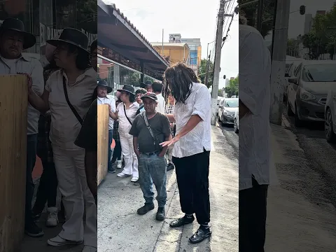 Vagabundo recompensa a este señor que le dio para comer 😭🙏❤️