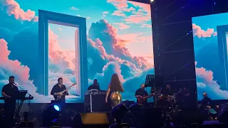                                                         اليسا   سلملي عليه   تعا دندنها