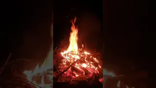 صوت النار وفرقعة الحطب 