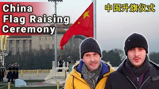 充满爱国热情的天安门升旗仪式