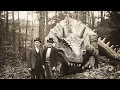 Download Lagu Twee mannen poseren met een gevonden dinosaurusskelet — experts worden bleek als ze inzoomen!
