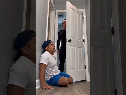 Ayuda hay algo en el baño 😭