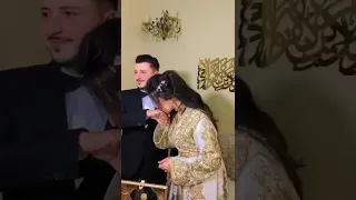 تقبيل يد الزوج تعني الكثير من الإحترام له 