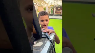 لما تكون شغال دي جي و تلاقي طفل جاي يرازيك  لما تكون شغال دي جي و تلاقي طفل جاي يرازيك