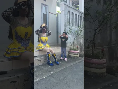 Alika memberikan Rika kedok cantik