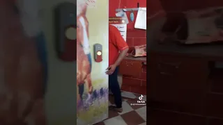 شاهد الصدمةراجل يذبح الحمير وفاتح محل في الشارع لبيع لحم الحصان والحمير ومش خايف من حد 