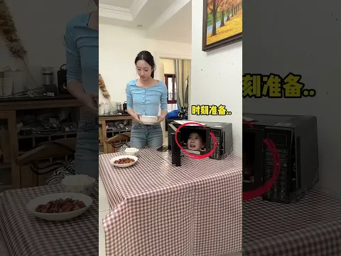 打开微波炉里突然冒出闺蜜的头，这份“大礼”太吓人了！😂#恶搞姐妹 #搞笑 #整蛊 #funny