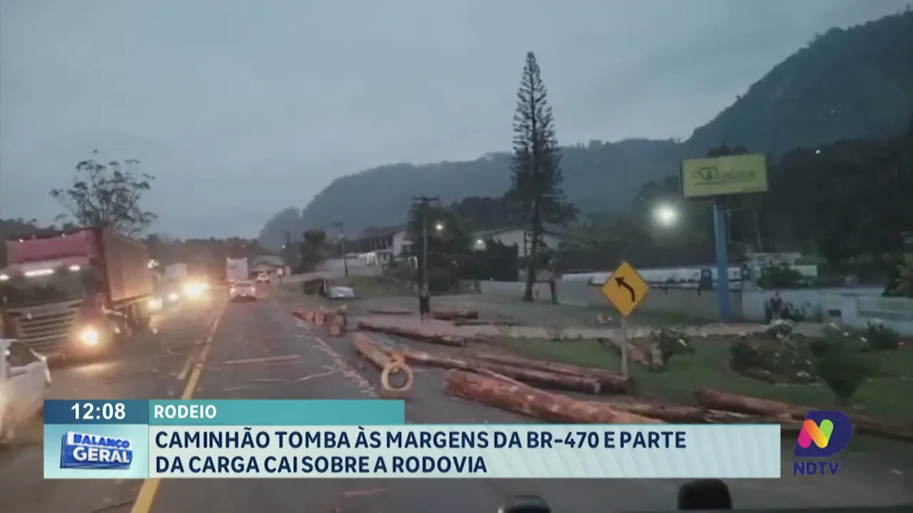 Caminhão tomba às margens da BR-470 e parte da carga cai sobre a rodovia