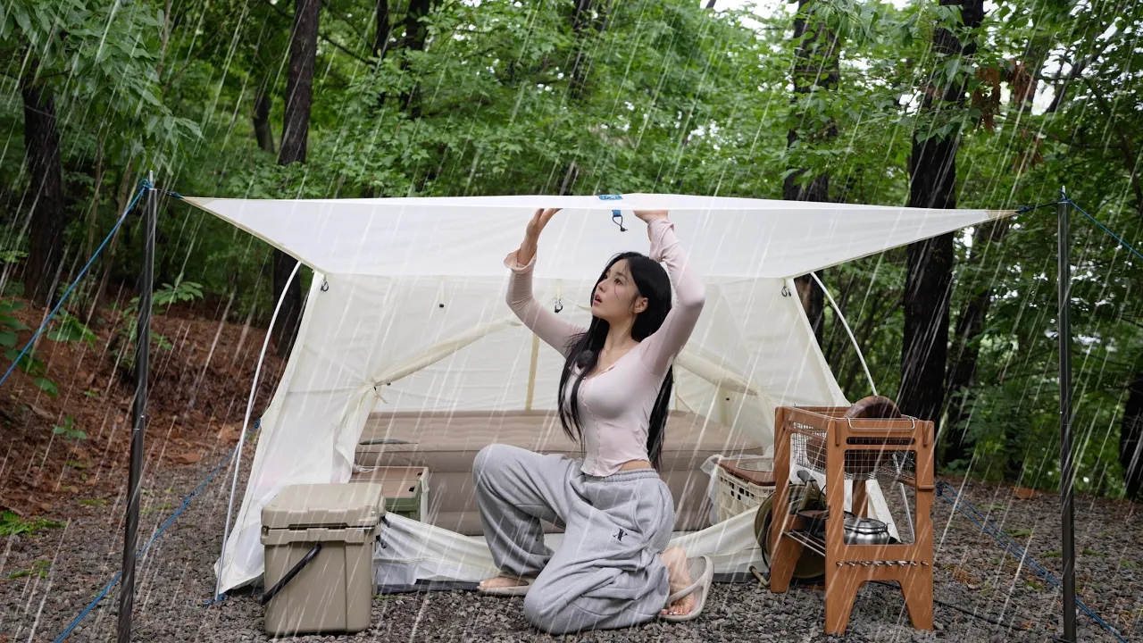 🌧️비 내리는 숲속에서 튀김 요리에 맥주 한잔🍺｜타프 두고와서 텐트 하나로 버티기｜미니 무쇠팬에 우동 한 그릇｜빗소리 ASMR サムネイル