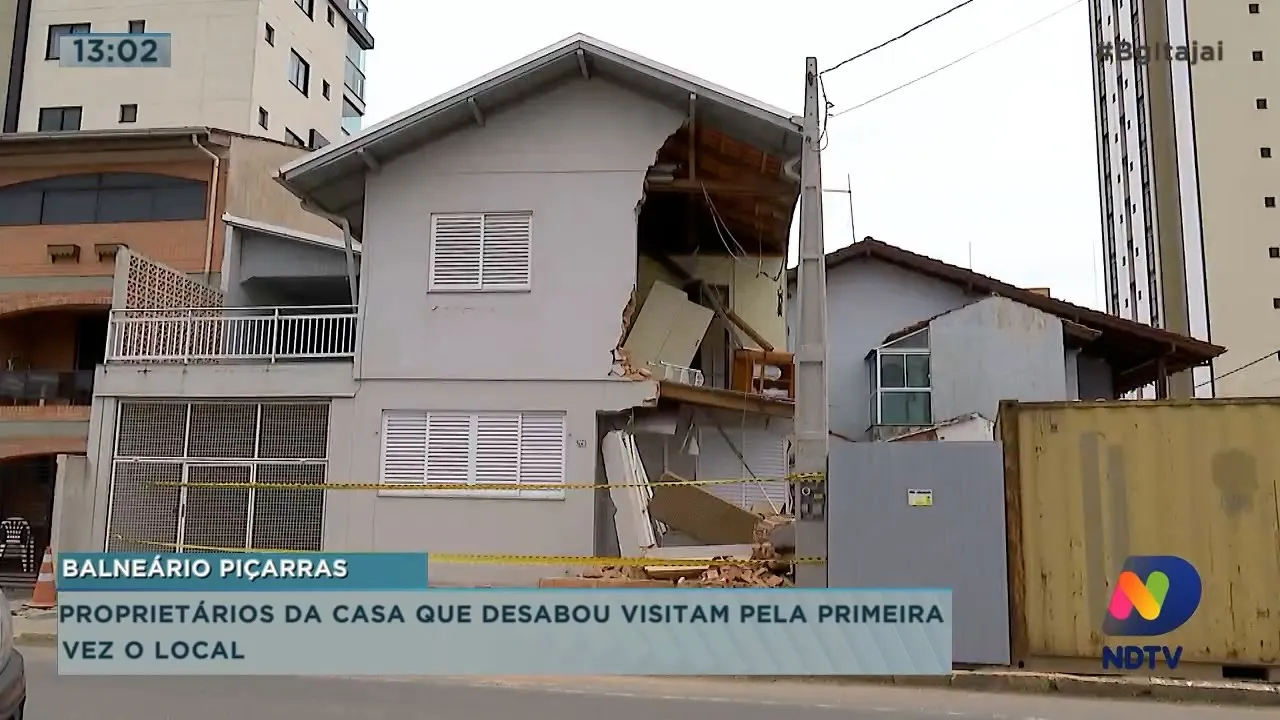 Proprietários da casa que desabou visitam pela primeira vez o local