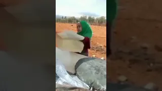 بنت العرب بنت زغيرا تخبز علا تنور شلون بس تكبر 