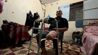 محمود الدهشان فقد ساقه بقصف منزله وصادر الاحتلال الاسرائيلي طرفه الصناعي لدى عودته من العلاج في مصر