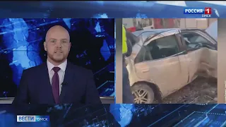 В Омске легковушка уронила бетонный столб на детскую коляску с малышом