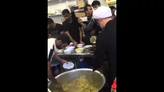 الشيخ مصطفى الموسىيقدم الغذاء الى زوار اباعبدالله