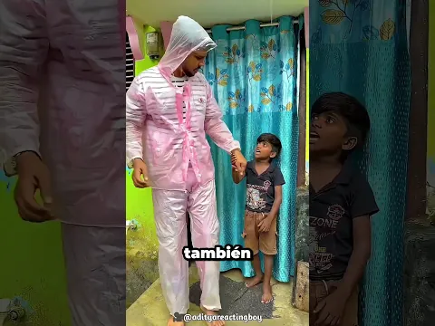 ¡Su hermano le dijo que NO… así que se hizo su propio impermeable! 😂🌧️