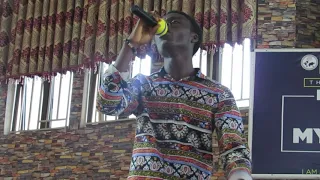 min derrick ohemeng worships god