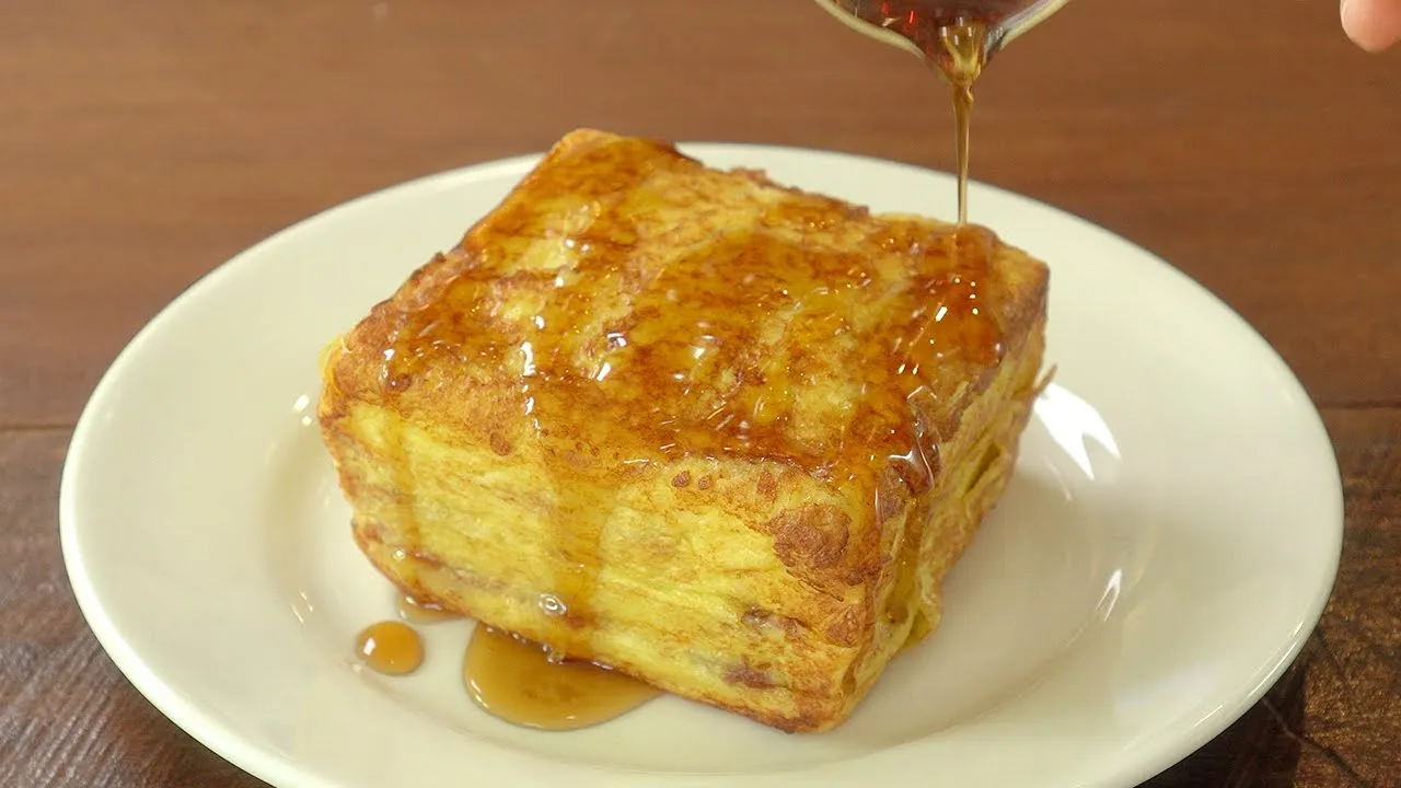 두꺼운 계란 치즈 토스트
