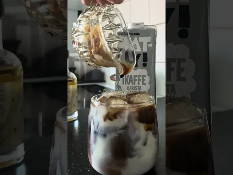 انتوا من جماعة الآيس لاتيه ولا ماتشا؟ 🤍 #coffee #icedlatte
