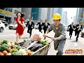 Download Lagu 💥Tukang bangun selamatkan lansia, putri konglomerat dunia kejar dia untuk dinikahi! Jadi MILIARDER!