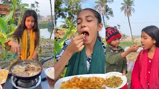 পেঁয়াজের গোল গোল মজার পকোড়া বানাচ্ছে সুমাইয়া লাইভে দেখুন।