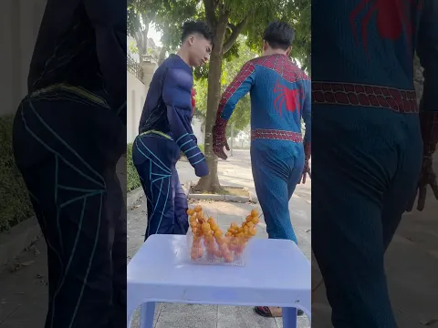 Thử thách ăn kẹo xiên theo nhạc không dùng tay 🍡😅🤣 | Moon Fun TV