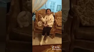 وانتى جايا من الأرض ولا جايا من السماء 