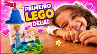 BELLA MONTOU O PRIMEIRO LEGO DELA! 👧🏰✨