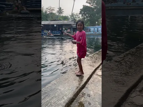Keren Enon  pas beli sampo lewati air sedingin es