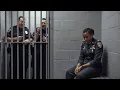 Download Lagu Rassistische Polizisten verhaften schwarze Veteranin 30 Minuten später stürmen FBI-Agenten die Wache