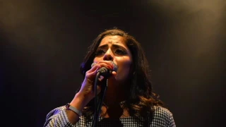 المغنية الاصلية ﻷغنية ابويا واحشنى قبل ميخدعوها ويبيعوها لمغنية خليجية علشان الفلوس 