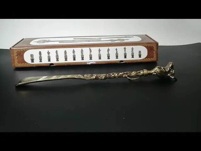 Видео-обзор Ложка для обуви 'Металлический Бык'