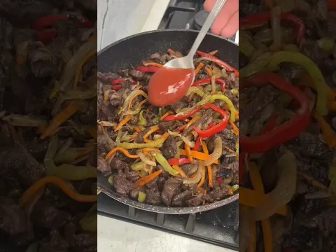 Нежная говядина с соусом и овощами