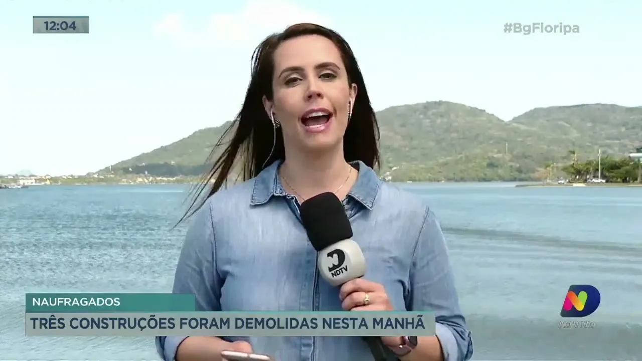 Prefeitura derruba três construções 'ilegais' na praia de Naufragados em Florianópolis; confira