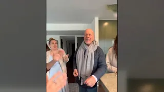 68 אביבים לברוס ויליס כוכב האקשן חוגג בתיעוד יוצא דופן כחולה דמנציה 