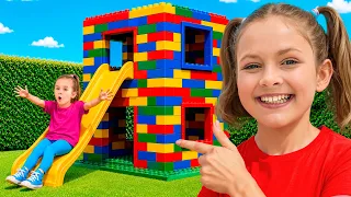 ¡Las niñas construyen una casita de cartón GIGANTE con muchos colores!