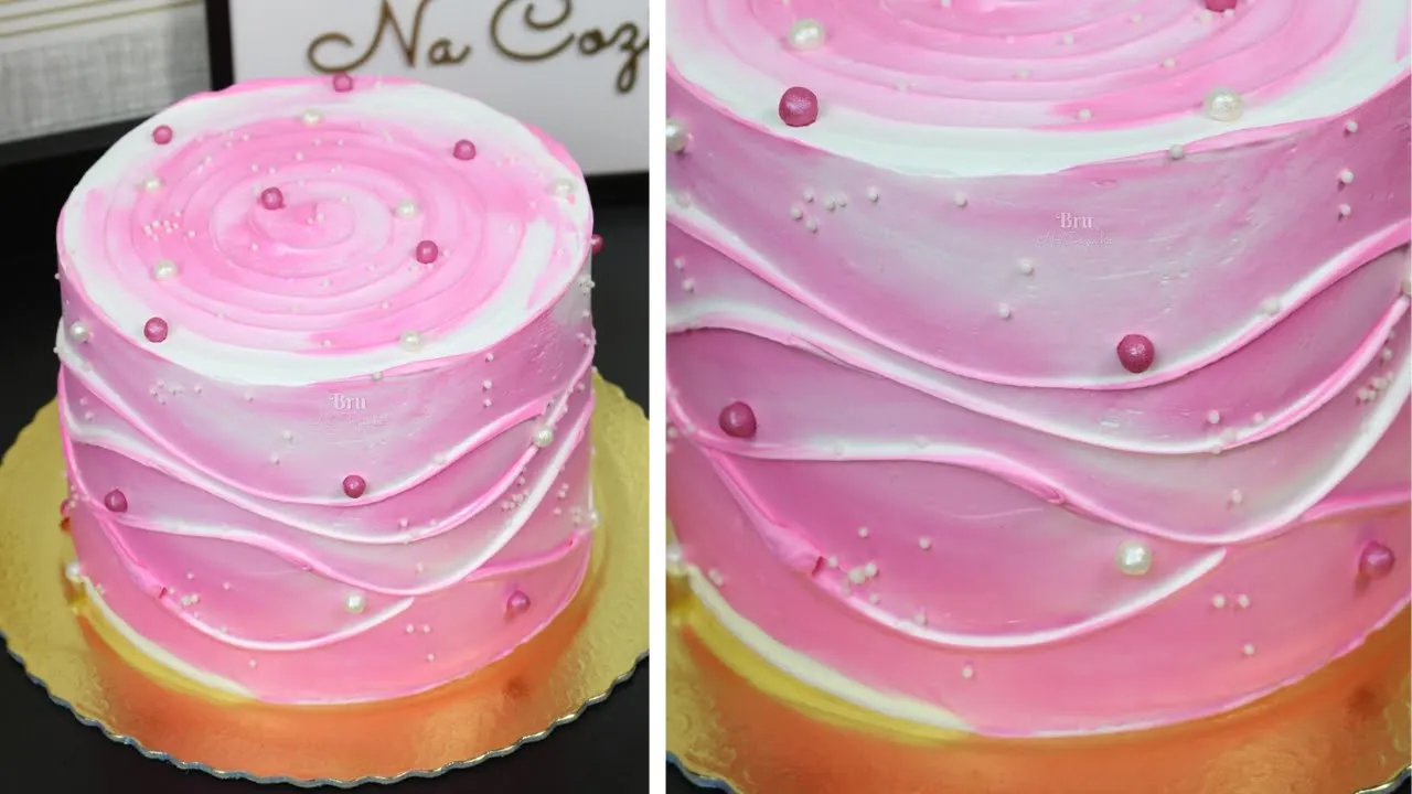 Bolo de aniversário . O prato que usei não me ajudou srsrss