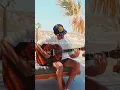 Caloncho cantándole a su hija desde la playa.